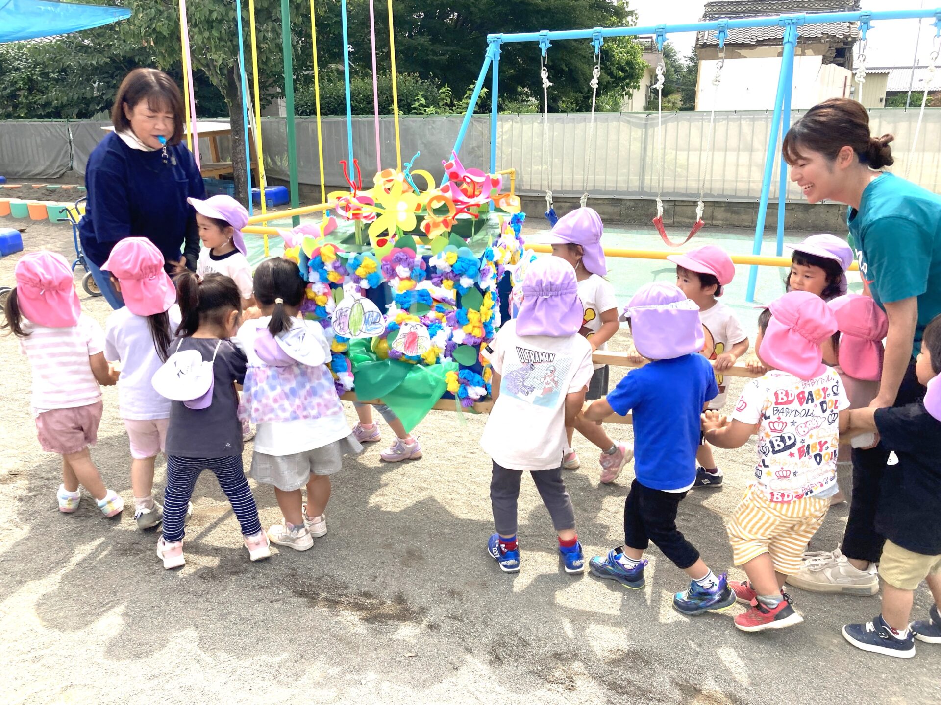 職員が連携しながら保育する様子